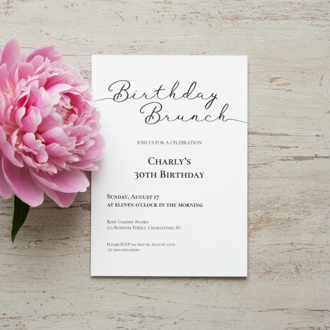 Minimalist 30th Birthday Brunch Einladung (Birthday brunch invitation with blush pink peony on rustic wood background.)