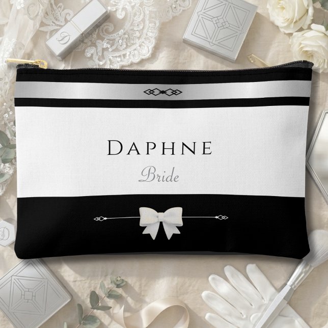 Minimalist Bride Gift | Elegant Typography Makeup Zubehörtasche (A touch of elegance for the woman of the hour. Custom makeup accessory pouch for the Bride.)