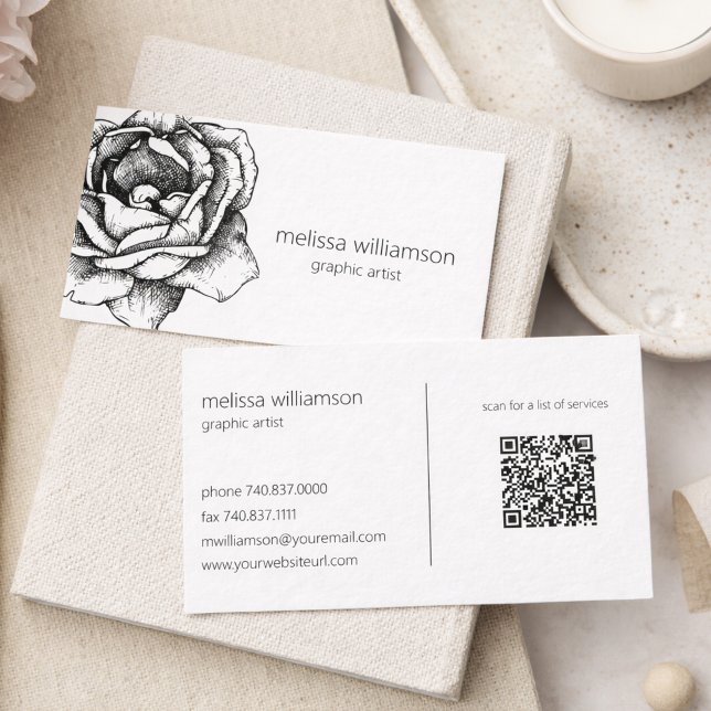 Minimalist Floral with QR Code  Visitenkarte (Von Creator hochgeladen)