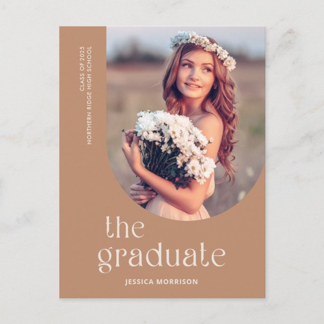 Minimalist Graduate Modern Layout Foto Graduation Postkarte (Vorderseite)
