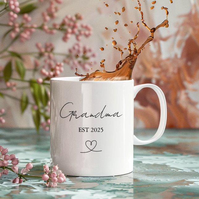 Minimalist Grandma EST Year | Custom Gift Mug Kaffeetasse (Von Creator hochgeladen)