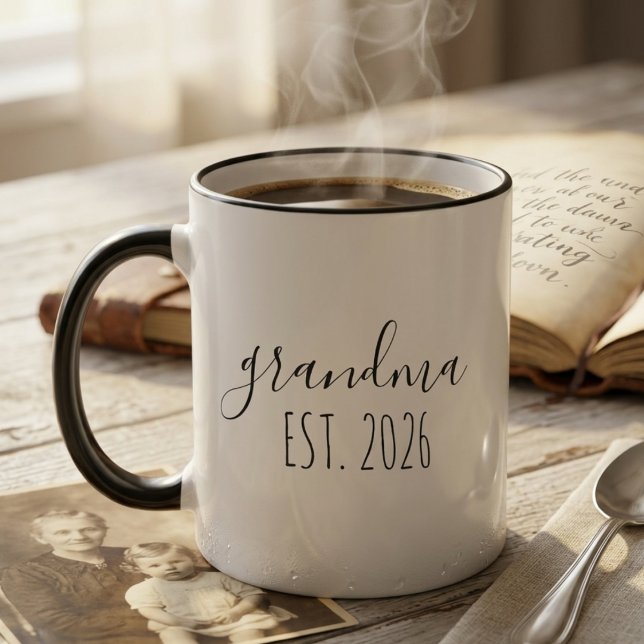 Minimalist Grandma Est Year Elegant Script Design Tasse (Von Creator hochgeladen)
