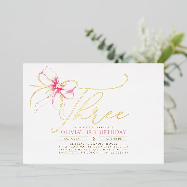 Minimalist Modern Elegant Pink Bow 3rd Birthday Folieneinladung (Stehend vorne)