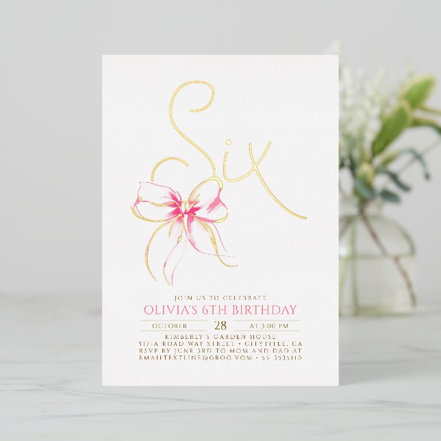 Minimalist Modern Elegant Pink Bow 6th Birthday Folieneinladung (Stehend vorne)