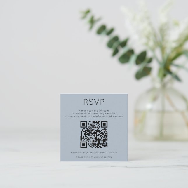 Minimalist QR Code Dusty Blue Wedding RSVP Begleitkarte (Stehend Vorderseite)