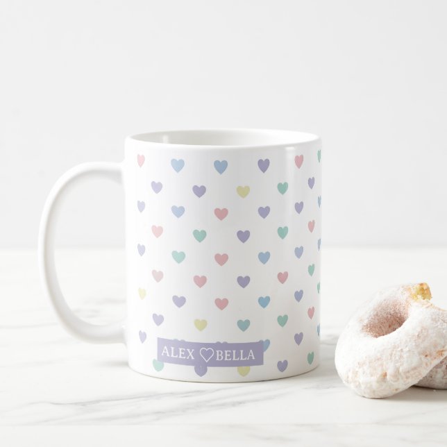 Minimalist Soft Pastel Heart Pattern Couple Name Kaffeetasse (Mit Donut)