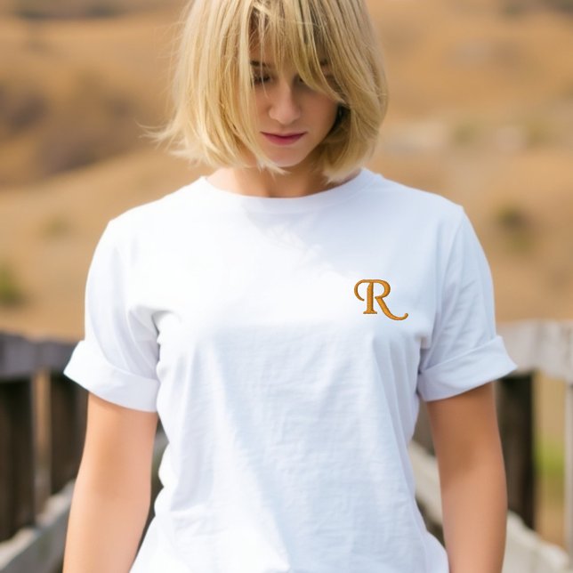 Minimalist White T-Shirt with Embroidered Initial  (Von Creator hochgeladen)