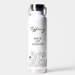 Minimalist Wildflower Cute Maid of Honor Trinkflasche<br><div class="desc">Celebrate her special role with understated elegance. This minimalist wildflower water bottle features a delicate floral illustration paired with modern typography that proudly reads Maid of Honor. Perfect for wedding day prep, bridal showers, or as a thoughtful keepsake, this reusable bottle keeps drinks cold or hot for hours. Lightweight, durable,...</div>