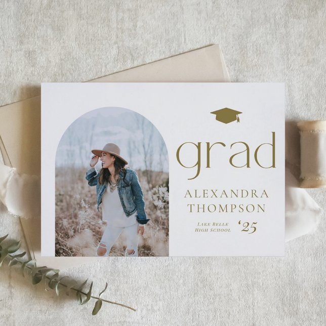 Minimalistisch Arch Foto Gold Foto Abschluss Ankündigung (Customizable boho graduation announcement featuring arch photo frame.)