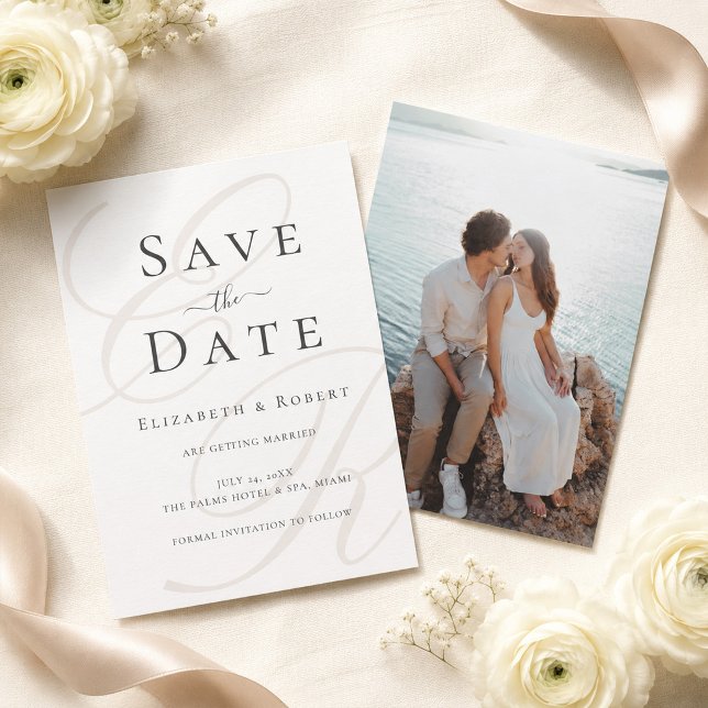 Minimalistisch Beige Monogram Custom Foto Wedding Save The Date (Minimalist Monogram Photo Save the Date Card on a table with white flowers and beige silk ribbons)