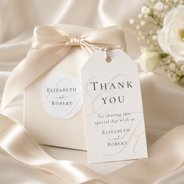 Minimalistisch Beige Monogram Wedding Danke Geschenkanhänger (Minimalist Monogram Wedding Favor Gift Tag on an elegant gift box with a silk bow.)