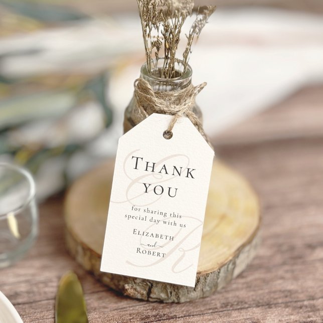 Minimalistisch Beige Monogram Wedding Danke Geschenkanhänger (Minimalist Beige Monogram Wedding Thank You Gift Tags on a boho jar with dry flowers)