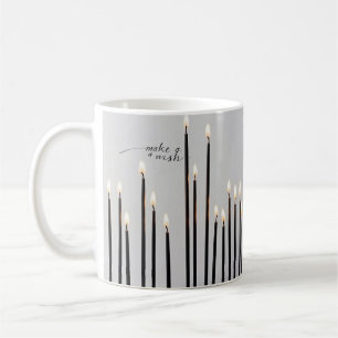 Minimalistisch beleuchtete schwarze Kerzen Flammen Kaffeetasse