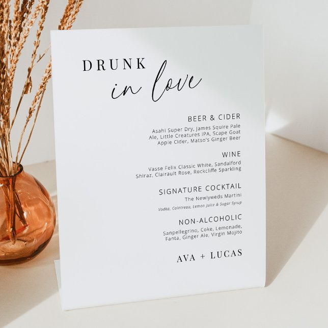 Minimalistisch Betrunken in der Liebe Hochzeitmenü Sockelschild (Von Creator hochgeladen)