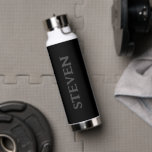 Minimalistisch Black Gray Personalisiert Mens Trinkflasche<br><div class="desc">Bleibe im Fitnessraum mit dieser Minimalistischen Black Gray Personalisiert Men's Water Flasche. Es ist modern gestaltet mit schwarzem Hintergrund und fett formatiertem Typografie-Namen in der vorderen Mitte. Perfekte Geschenkidee für ihn! Klicken Sie auf Vorlagenoption personalisieren und geben Sie den Namen ein.</div>