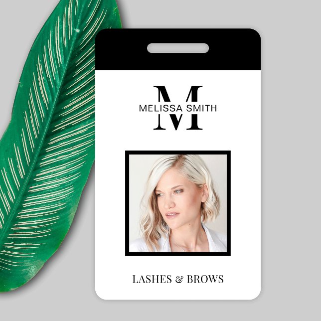 Minimalistisch Black Monogram Foto Beauty Salon ID Ausweis (Minimalist black and white name ID badge with photo, great for beauty salons, office or your shop)