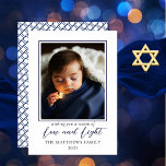 Minimalistisch-Blue-White-Foto-Liebe | Light Hanuk Feiertagskarte<br><div class="desc">Ihr Single-Foto bringt dieses minimalistische "Liebe und Licht" Hanukkah-Design zum Leben und schafft einen Sake für Ihre Empfänger,  den sie für die nächsten Jahre schätzen können. Die Rückseite weist ein einfaches überlappendes quadratisches Muster auf,  das Blau und Weiß koordiniert. Composite Design von Holiday Hearts Designs.</div>