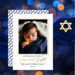Minimalistisch-Blue-White-Foto-Liebe | Light Hanuk Folien Feiertagskarte<br><div class="desc">Ihr Single Foto bringt diese minimalistische Goldfolie "Liebe und Licht" Hanukkah Design zum Leben und schafft einen Sake für Ihre Empfänger,  den sie für die nächsten Jahre schätzen können. Die Rückseite weist ein einfaches überlappendes quadratisches Muster auf,  das Blau und Weiß koordiniert. Composite Design von Holiday Hearts Designs.</div>