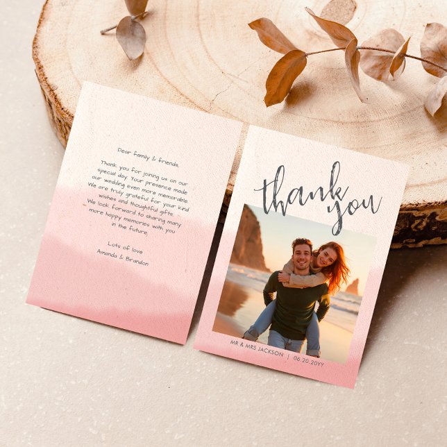 Minimalistisch Blush & Bloom Bold Script Foto Wedd Dankeskarte (Von Creator hochgeladen)