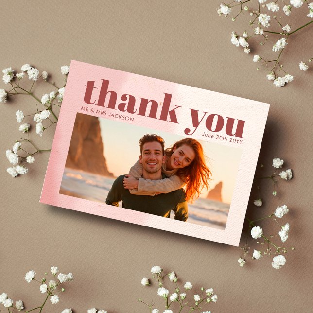 Minimalistisch Blush & Bloom Bold Script Foto Wedd Dankeskarte (Von Creator hochgeladen)