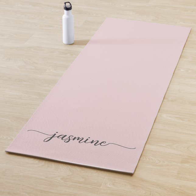 Minimalistisch Blush Pink Girl Monogram Name Scrip Yogamatte (Beispiel)