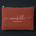 Minimalistisch Burnt Umber Personalisiert Bridesma Zubehörtasche<br><div class="desc">Mit unserem schicken, Minimalistischen Zimt Personalisierten Bridesmaid Accessoires Pouch, einem stilvollen und vielseitigen Geschenk, das Ihre Brautmädchen in Eleganz feiern soll. Dieses Accessoire ist der Inbegriff des modernen Chic, perfekt für jeden Anlass, von Bräunungsvorschlägen bis zu Brautpartys. Dieses schlichte Design besticht durch eine Zimtfarbe, die raffiniert wirkt. Seine Einfachheit und...</div>