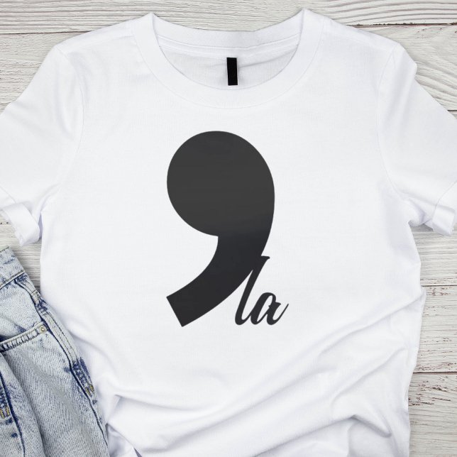 Minimalistisch Comma-La T-Shirt (Von Creator hochgeladen)