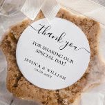 Minimalistisch danke Gastgeschenk Hochzeit Runder Aufkleber<br><div class="desc">Dieses minimalistische Dankeschön-Aufkleber mit einem schicken und schlichten Design, dass eine Touch von Eleganz zu jedem Geschenk oder Gefallen hinzufügt. Das schwarze Schriftzeichen auf weißem Hintergrund schafft einen klaren und minimalistischen Look, während der elegante Schriftart ein Gefühl der Dankbarkeit vermittelt. Diese Aufkleber eignen sich für jede Gelegenheit, von Hochzeiten bis...</div>