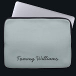 Minimalistisch Dusty Blue Beruflich Simple Laptopschutzhülle<br><div class="desc">Diese einfachen,  minimalistischen können personalisiert sein,  einen Namen oder einen beliebigen Text Ihrer Wahl einzufügen. Wenn Sie keinen Text gewollt haben und nur ein Leerzeichen bevorzugen,  können Sie den Text einfach löschen.</div>