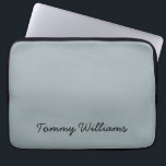 Minimalistisch Dusty Blue Beruflich Simple Laptopschutzhülle<br><div class="desc">Diese einfachen,  minimalistischen können personalisiert sein,  einen Namen oder einen beliebigen Text Ihrer Wahl einzufügen. Wenn Sie keinen Text gewollt haben und nur ein Leerzeichen bevorzugen,  können Sie den Text einfach löschen.</div>