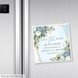 Minimalistisch Dusty Blue Eucalyptus Save the Date Magnet<br><div class="desc">✅ Für passende Artikel suchen Sie 210W in meinen Sammlungen ✅ Ankündigen Sie Ihren besonderen Tag im zeitlosen Stil mit diesem Aquarell dusty blue und eucalyptus Speichern Sie den Date Magneten, schön gerahmt mit goldenen Glitzer Akzenten. Weiche, staubige blaue Blumen und üppige Vegetation schaffen eine frische botanische Ästhetik, die moderne...</div>