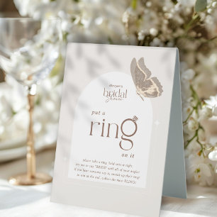 Minimalistisch einen Ring auf sein Brautparty Game Tischaufsteller