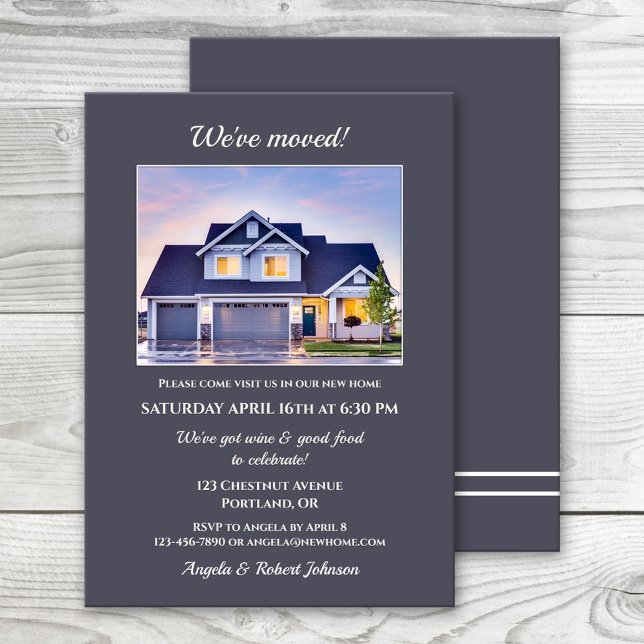 Minimalistisch Einladung Ihres Fotos (Housewarming party invitation featuring a photo of your new home framed by a simple grey blue design)