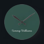 Minimalistisch Emerald Green Beruflich Simple Runde Wanduhr<br><div class="desc">Diese einfachen,  minimalistischen können personalisiert sein,  einen Namen oder einen beliebigen Text Ihrer Wahl einzufügen. Wenn Sie keinen Text gewollt haben und nur ein Leerzeichen bevorzugen,  können Sie den Text einfach löschen.</div>