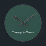 Minimalistisch Emerald Green Beruflich Simple Runde Wanduhr<br><div class="desc">Diese einfachen,  minimalistischen können personalisiert sein,  einen Namen oder einen beliebigen Text Ihrer Wahl einzufügen. Wenn Sie keinen Text gewollt haben und nur ein Leerzeichen bevorzugen,  können Sie den Text einfach löschen.</div>