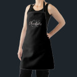 Minimalistisch für Schwarz-weiße Monogramm-Bezeich Schürze<br><div class="desc">Ein klassischer schwarzer Hintergrund. Personalisieren Sie Ihre Monogramm-Initialen und Ihren Namen und fügen Sie sie hinzu. Der Name ist mit einem modernen handgeschriebenen Stilskript geschrieben.</div>