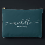 Minimalistisch Gemstone Green Personalisiert Bride Zubehörtasche<br><div class="desc">Mit unserem Minimalistischen Edelstein Green Personalisiert Bridesmaid Accessoires Pouch, einem stilvollen und vielseitigen Geschenk, das Ihre Brautjungfrauen in Eleganz feiern soll. Dieses Accessoire ist der Inbegriff des modernen Chic, perfekt für jeden Anlass, von Bräunungsvorschlägen bis zu Brautpartys. Dieses schlichte Design besticht durch seine Gemstone Green Hue, die raffiniert wirkt. Seine...</div>
