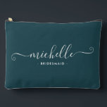 Minimalistisch Gemstone Green Personalisiert Bride Zubehörtasche<br><div class="desc">Mit unserem Minimalistischen Edelstein Green Personalisiert Bridesmaid Accessoires Pouch, einem stilvollen und vielseitigen Geschenk, das Ihre Brautjungfrauen in Eleganz feiern soll. Dieses Accessoire ist der Inbegriff des modernen Chic, perfekt für jeden Anlass, von Bräunungsvorschlägen bis zu Brautpartys. Dieses schlichte Design besticht durch seine Gemstone Green Hue, die raffiniert wirkt. Seine...</div>