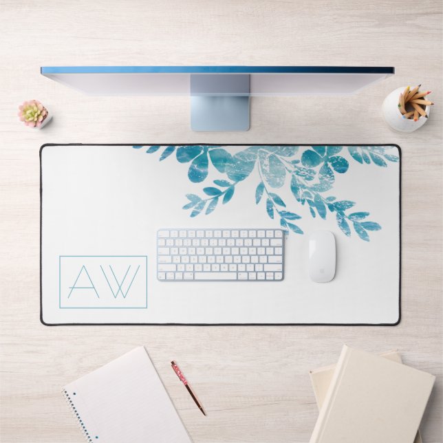 Minimalistisch Girl Boss Blue Floral Monogramm Schreibtischunterlage (Büro 1)