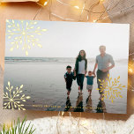 Minimalistisch Golden Snowflakes Frohe Weihnachten Folien Feiertagskarte<br><div class="desc">Ein wunderschönes Foto-Design mit einer GOLD FOIL Schneeflocken-Designfunktion in GOLD für eine stilvolle Urlaubsfotokarte. Ein festliches Muster auf der Rückseite.</div>
