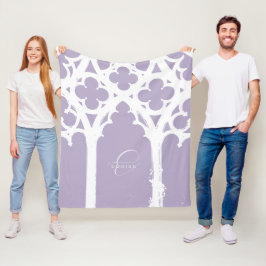 Minimalistisch gotische Fensterkalligrafie-Lavende Fleecedecke