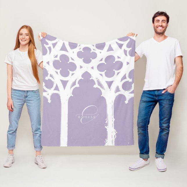 Minimalistisch gotische Fensterkalligrafie-Lavende Fleecedecke (Beispiel)