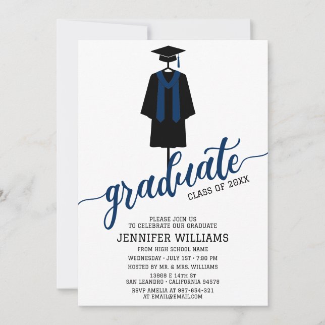 Minimalistisch Graduierungsparty Cap & Gown Navy B Einladung (Vorderseite)