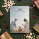 Minimalistisch Happy Holidays Foto Feiertagskarte<br><div class="desc">Minimalistische Urlaubskarte. Schwarzes Typografie-Foto-Overlay mit der Koordination festlicher Grünmuster-Rückseite.</div>
