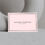 Minimalistisch Luxus Boutique Rosa/Schwarz Visitenkarte<br><div class="desc">Ein elegantes und raffiniertes Design steigert Ihren Namen oder Firmennamen durch minimales und modernes Design. Der schwarze,  dünne Rahmen ist auf einem rosa Hintergrund geerdet,  um diesem klassischen Visitenkartendesign-Template ein luxuriöses Ambiente zu verleihen. © 1201AM CREATIVE</div>