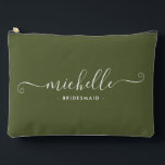 Minimalistisch Martini Olive Personalisiert Brides Zubehörtasche<br><div class="desc">Mit unserem schicken Minimalistisch Martini Olive Personalisiert Bridesmaid Accessoires Pouch, einem stilvollen und vielseitigen Geschenk, das Ihre Brautjungfrauen in Eleganz feiern soll. Dieses Accessoire ist der Inbegriff des modernen Chic, perfekt für jeden Anlass, von Bräunungsvorschlägen bis zu Brautpartys. Dieses schlichte Design besticht durch eine Olive-Farbe von Martini, die raffiniert wirkt....</div>