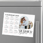 Minimalistisch Merrier Together Christmas Calendar Magnetkarte<br><div class="desc">Feiern Sie Ihr erstes Weihnachtsfest als verheiratetes Paar mit diesem modernen und minimalistisch geometrischen Weihnachtskalender. Mit einer abstrakten Collage aus Foto ist dieser Kalender der ideale Ort,  um Ihre Liebe und Freude mit Freunden und Familie zu teilen.</div>
