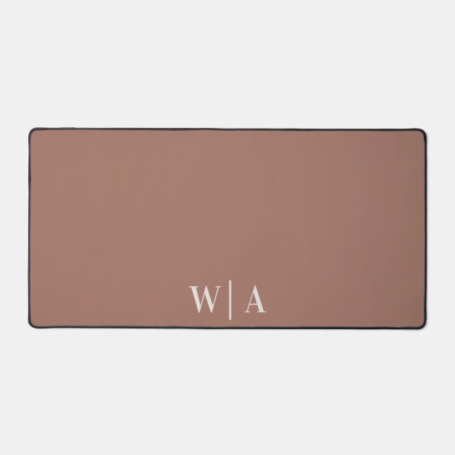 Minimalistisch Mocha Mousse Beige Preppy Monogram Schreibtischunterlage (Vorderseite)