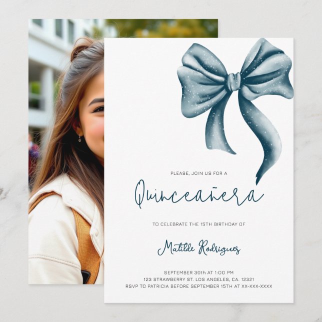 Minimalistisch Modern Blue Bow Girly Foto Quincean Einladung (Vorne/Hinten)