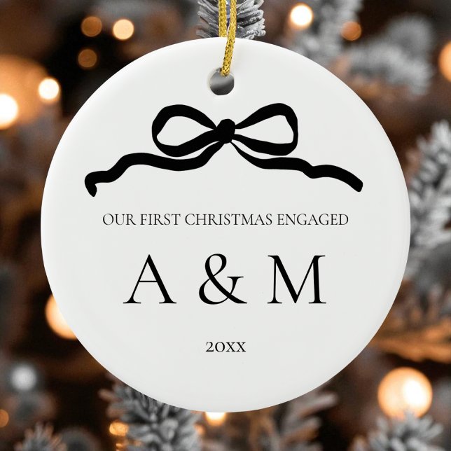 Minimalistisch Modern Bow Erster Weihnachten Verlo Keramik Ornament (Minimalist Modern Bow Black and White First Christmas Engaged Ceramic Ornament)